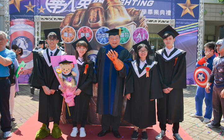 中華大學畢業典禮以漫威為主題，由校長劉維琪帶上無限手套，賦予華大英雄力量