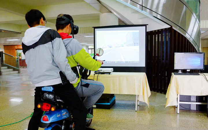 中華大學研發機車駕駛VR虛擬實境，成為機車考照宣傳交通安全的新利器
