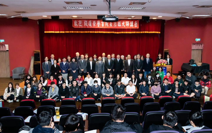 中華書院舉行點燈拜師禮，榮譽書院長錢復談外交生涯中友誼的助力