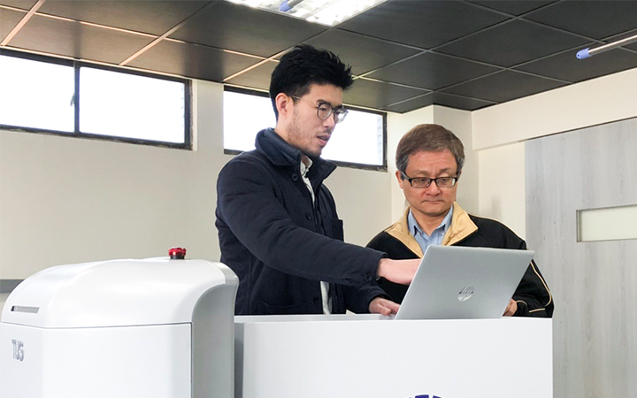 中華大學與耀群科技合作研發送餐機器人