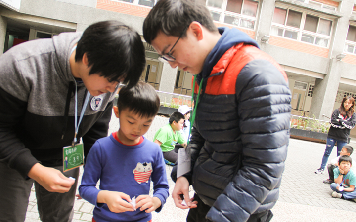 中華大學攜手新竹縣新城國小辦理冬令營，帶領小學生熟悉資訊知識與應用