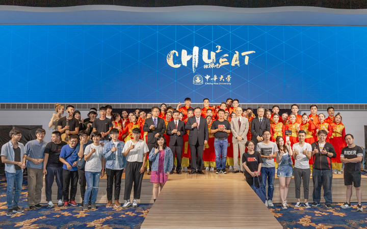 中華大學今（13）日舉行30週年校慶校友餐會，有近700名畢業校友返校參加