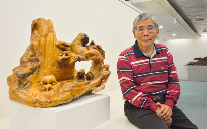 蔡明輝木雕創作展今於中華大學開幕，他說最能代表台灣的意象是水牛