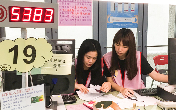 中華大學管理學院組成80人報稅服務隊，在五月份進駐新竹稅務局協助民眾報稅