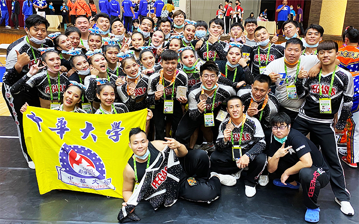 全大運首屆啦啦賽，中華大學抱回甲組公開混合團體第三