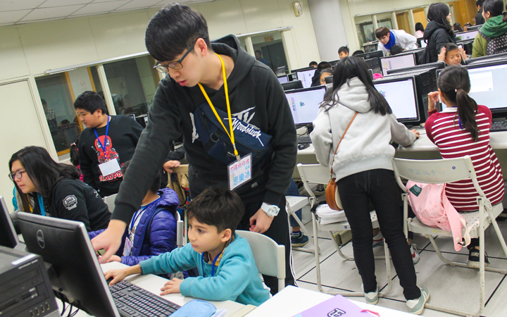 中華大學舉辦冬令營，帶領偏鄉學童體驗學習AI人工智慧