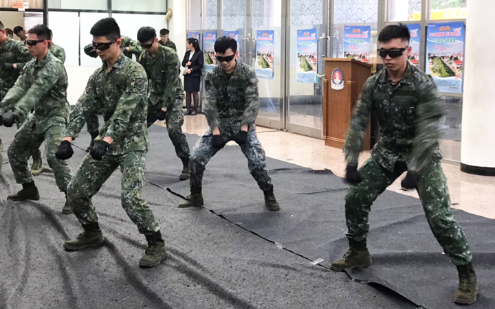 中華大學舉辦全民國防教育週，讓學生近距離接觸國防事務與增進相關知識