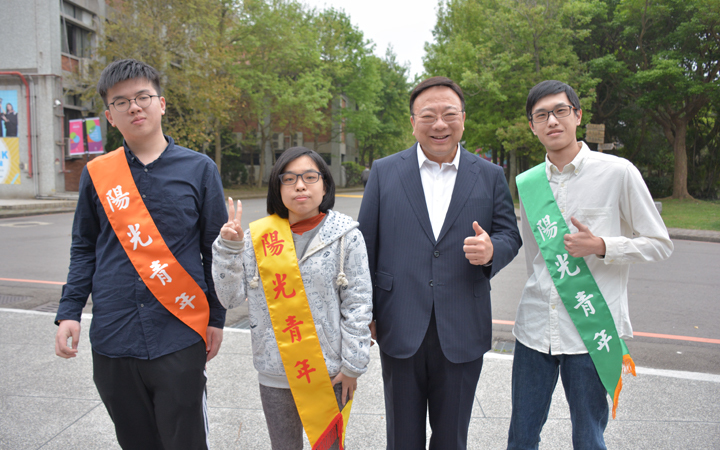 中華大學今天表揚陽光青年得獎同學，並頒發15萬元獎助學金