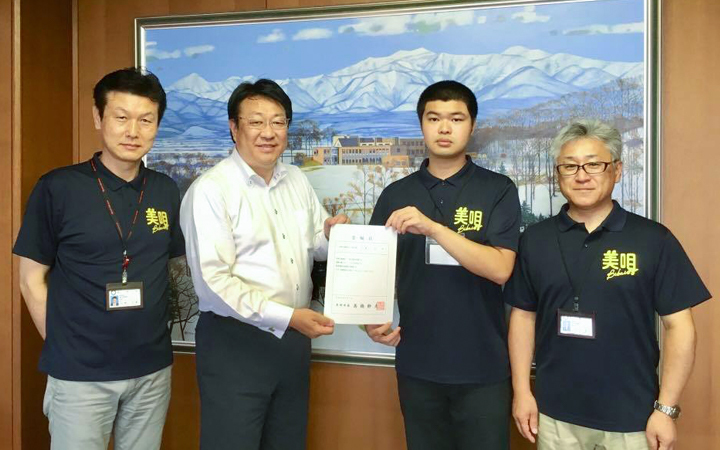 中華大學觀光學院畢業校友黃奕宣獲北海道美唄市政府聘為地方創生協力隊員，月薪20萬元起。