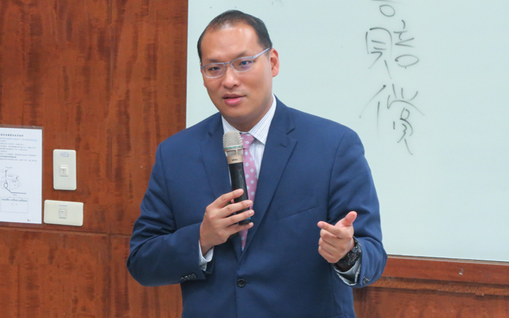 臺灣保險法學會秘書長張冠群，到中華大學金融講堂上面跟同學分享「什麼是保險」？