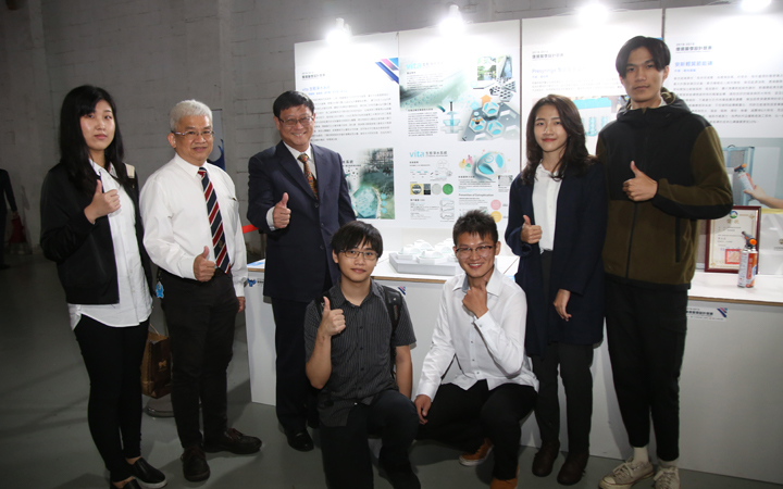 環保署長張子敬與第一名作品 「vita生態淨水系統」中華大學師生團隊合影