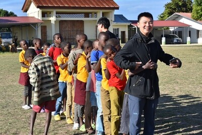 睽違三年華大國際志工送愛到非洲 百位孩童感動緊抱志工喊：不要走(另開新視窗)