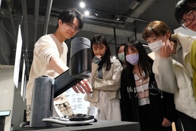 不怕被AI取代！中華大學學子活用生圖技術打造特色咖啡機獲好評(另開新視窗)