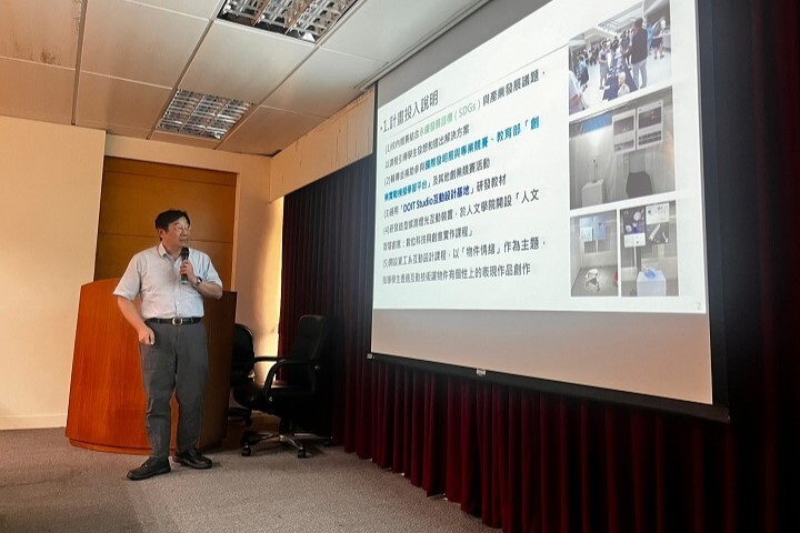 圖／中華大學資電學院院長連振昌說明「深耕園區計畫」簡報，並與企業交流意見。