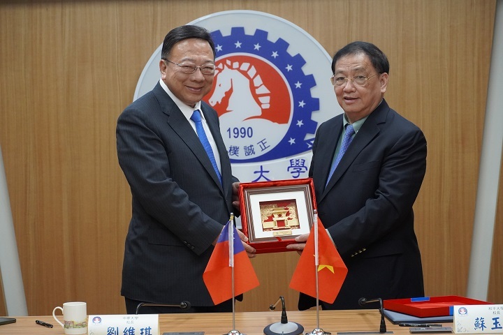 圖/越南和平大學校長蘇玉興(右)回贈中華大學文廟的指標性建築「奎文閣」金箔畫,奎文閣同時也是越南河內首府象徵。
