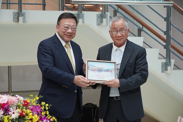 圖/中華大學校長劉維琪(左)致贈校景紀念牌感謝「山藝術文教基金會」林明哲董事長(右)推廣藝術教育的貢獻。