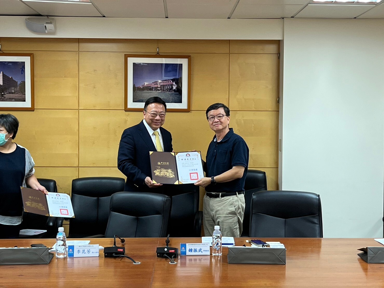 圖／中華大學校長劉維琪（左）頒發聘函給台灣積體電路製造股份有限公司公共設施服務部部經理鍾振武（右）。