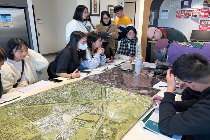 圖/中華大學景觀建築學系13名學生，7月17日出發前往澳洲坎培拉進行為期5周的海外實習訓練課程。