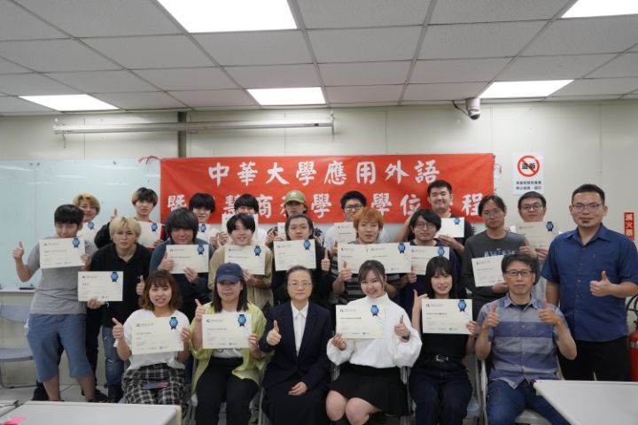圖/中華大學應用外語暨智慧商務學士學位學程20位日籍大三生，日前考取ITS Python國際證照，考照通過率100％。