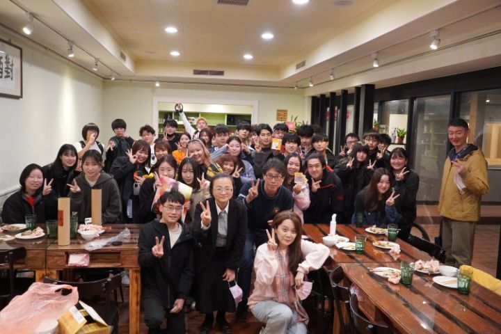 圖/中華大學應用外語暨智慧商務學士學位學程昨（19）晚在校內的Lago Bistro鴨子湖餐廳舉辦新年會，場面溫馨熱鬧。