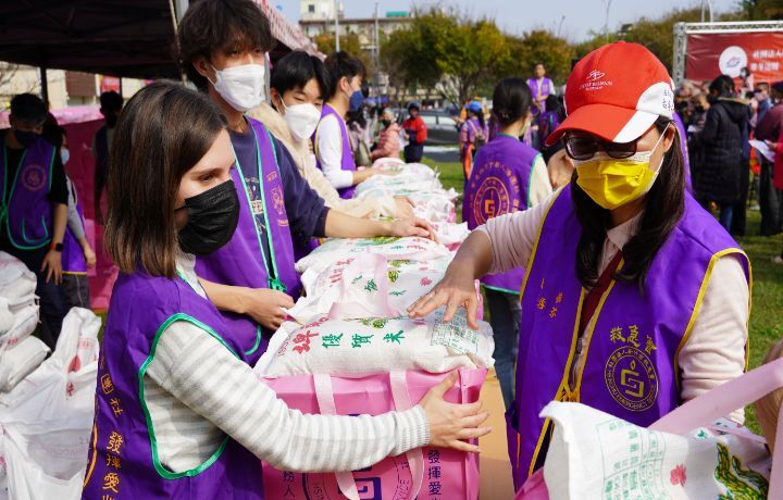 圖/中華大學外籍生獲昨日獲社團法人新竹市救急會邀請，到北新公園協助發送愛心物資。