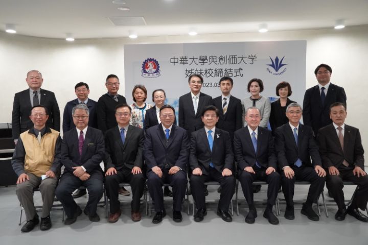 圖/中華大學昨(1)日與日本創價大學締結姊妹校,創價大學校長鈴木將史(前台右4)親自率團來台簽約。
