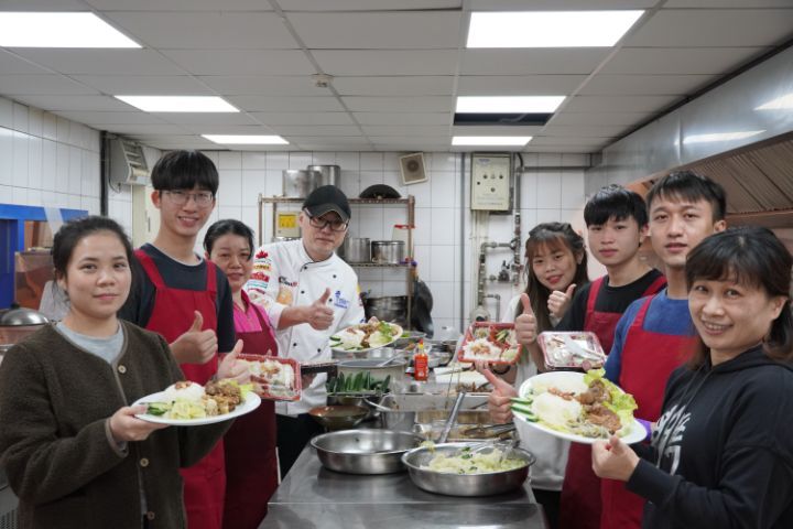 圖/中華大學工管系碩一越籍生陳紅山(右2)在觀光學院實習餐廳「饌苑」開設食堂,讓國際專修部的越籍生每天都可以享用到家鄉味。