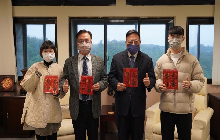 圖/中華大學「希望翱翔安定助學」計畫補助的經濟不利學生,為感謝學校長年助學與師長的付出,特別趕在農曆年前,將親手絹印的紅包春聯發送給師長。