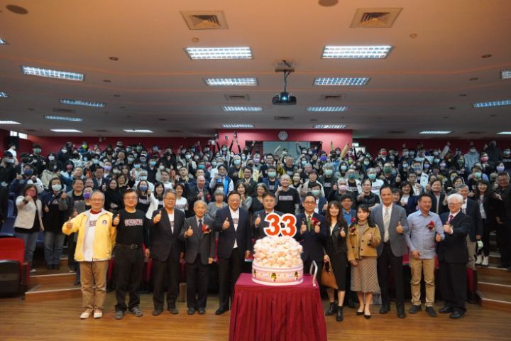 圖/中華大學昨日歡慶33周年校慶，今年以「華大33愛無限，手牽手心連心」為主題。