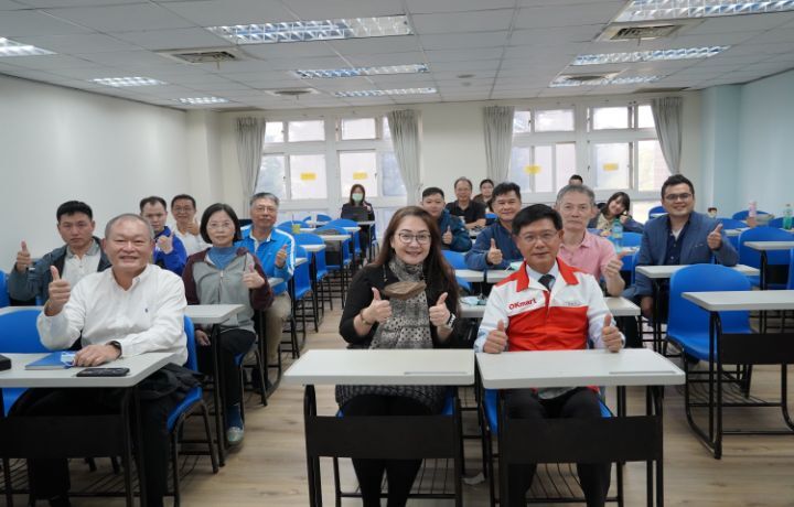 圖/中華大學管理學院博士班日前邀請傑出校友OKmart總經理魏國志蒞臨演講，和學弟妹分享逆境突圍的祕訣。