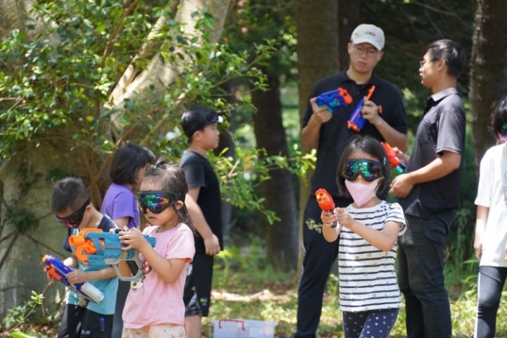 圖/中華大學創產學院攜手童享玩藝企業社首度推出的暑期夏令營，把整個校園都當成遊樂場，讓學童盡情體驗戶外運動的樂趣，遠離3C產品，健康過暑假。