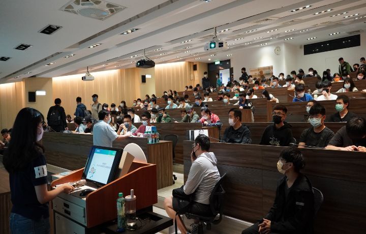 圖/中華大學資訊電機學院昨日舉行企業說明會，包括聯電、OTIS和緯創等三家國際大廠都來學校招募人才，現場擠進超過200名學生前來聆聽。