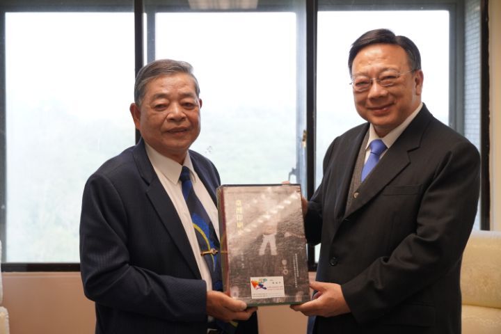圖/中華民國印刷商業同業公會全國聯合會理事長陳福珍(左)前日拜會中華大學校長劉維琪(右),贈送《台灣印刷史》一書給中華大學典藏。