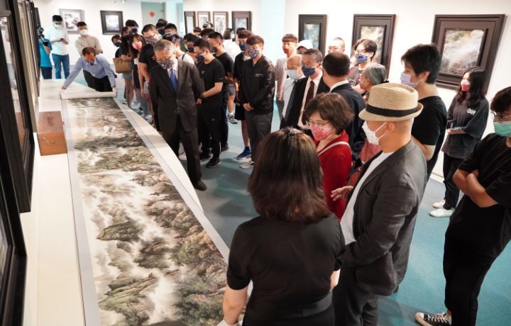 圖/中華大學藝文中心舉行「生命奇境」巫登益當代藝術作品展，開幕茶會上特別展出兩幅彩墨巨幅長卷，讓師生看得驚呼聲連連。