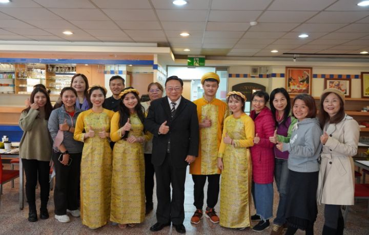 圖/中華大學海青班酒店管理科外籍生昨日舉辦國際美食日活動，校長劉維琪一口氣外帶15份餐點，和同仁分享美味的異國料理。