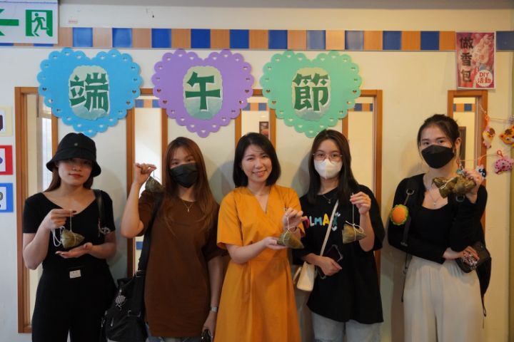 圖/中華大學國際專修部昨日舉辦端午節活動，現場準備400顆台灣粽，讓越籍生大快朵頤，一起提前歡度端午節。
