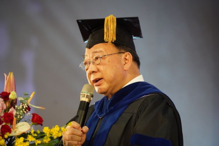 圖/中華大學今日舉行111學年度畢業典禮，校長劉維琪提出校名英文縮寫CHU2.0版來勉勵所有畢業生。