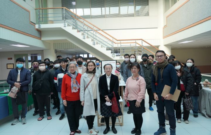 圖/中華大學人文社會學院舉辦「人文智慧創意CAI課程期末成果展暨競賽」，並舉辦票選活動，各組第一名可獲得1千元獎金。