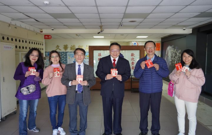 圖/中華大學昨日舉行新春團拜,校長劉維琪(右3)帶著人事室精心準備的50元硬幣錢母和大樂透彩券,親自走訪學校各處室,向所有教職員拜年送上祝福。
