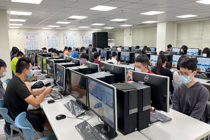 圖/中華大學資管系共有33名同學日前順利考取甲骨文雲端證照。
