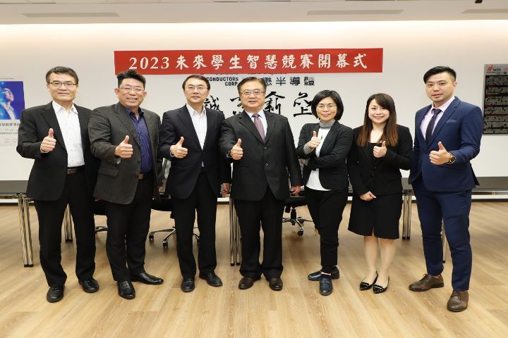 圖/台灣微軟公司攜手中華大學、淡江大學和輔仁大學聯合舉辦「2023未來學生智慧競賽」,包括中華大學副校長游坤明(右4)、中華大學AI⁺體驗中心執行長陳昀暄(右2)、淡江大學副校長許輝煌(左1)和林俊宏(左3)、輔仁大學物理系教授張敏娟(右3)、台灣微軟公共業務事業群資深協理楊毓峯(左2)和教育認證業務經理吳修賢(右1)都到場共襄盛舉。(圖﹕淡江大學提供)