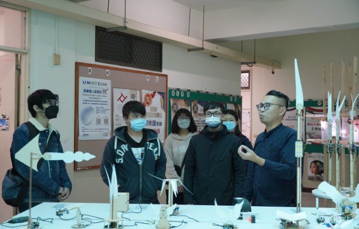 圖/巫銘紘(右)指出,大部分同學都能利用課餘時間完成作品,甚至有同學還透過資訊技術專長,協助建立HTML網頁整合互動介面,讓他相當肯定。