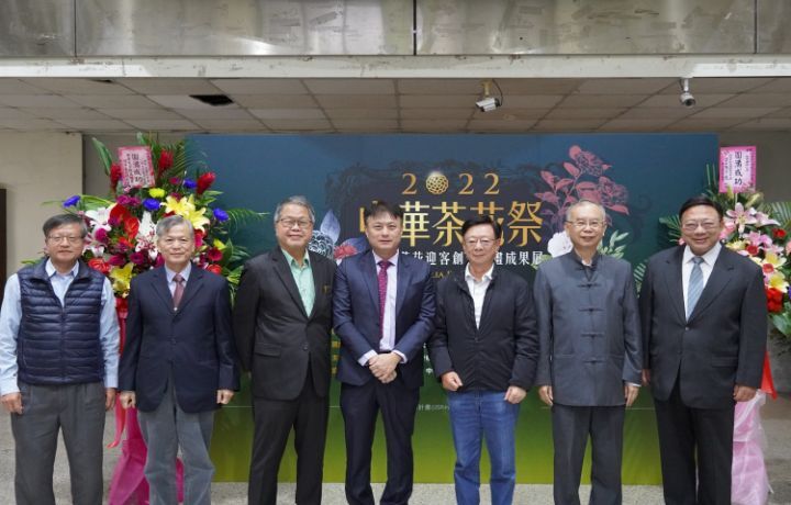 圖/中華大學茶花祭從即日起到12月11日止,在中華大學建築學院大廳和佳信茶花園聯合展出。