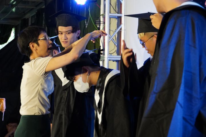 圖/中華大學觀光學院老師相當慎重地為每位畢業生親手撥穗，並獻上最溫暖的祝福。