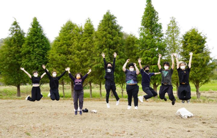 圖/中華大學國際專修部學務組組長莊英慧（左3）和學生在茄苳社區落羽松前開心跳躍。