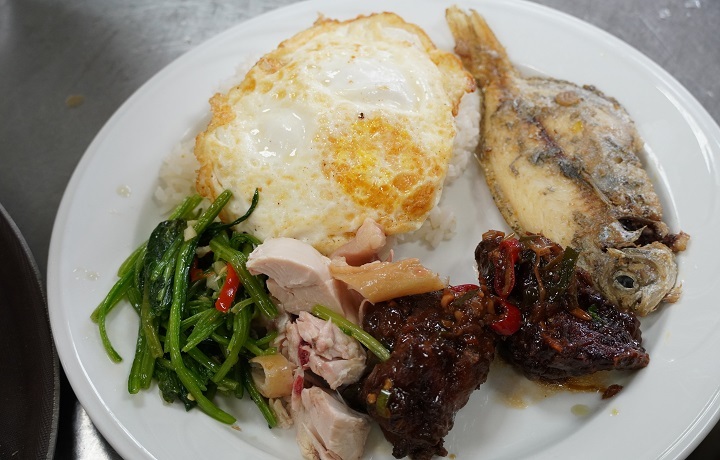 圖/五星級飯店主廚黃俊萍每天都會推出不同菜色的平價簡餐和便當,供全校師生和外賓享用。