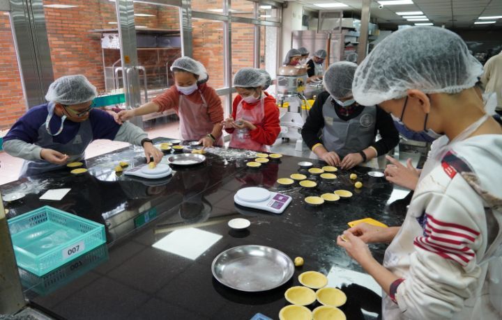 圖/南埔國小學童在中華大學觀光學院實習餐廳，學習體驗烘焙蛋塔與麵包。