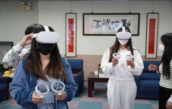 圖/中華大學元宇宙藝文走廊開幕第一天，菲律賓外籍生特別到場嘗鮮。