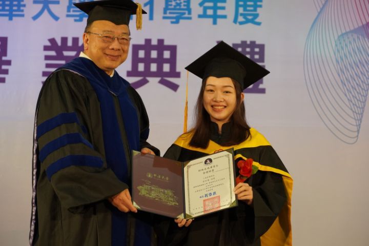 圖/中華大學校長劉維琪頒發特殊表現畢業生獎給工管系畢業生莊如喬，肯定她在校期間參加各項創業競賽並獲得新型專利的努力。
