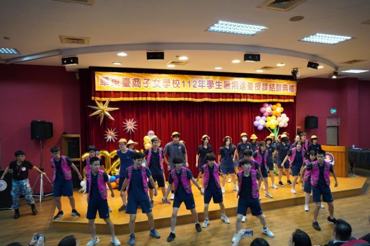  圖/華東台商子女學校暑期返台授課結訓典禮，在同學帶來的精彩表演下圓滿落幕，同學都對中華大學留下深刻印象。